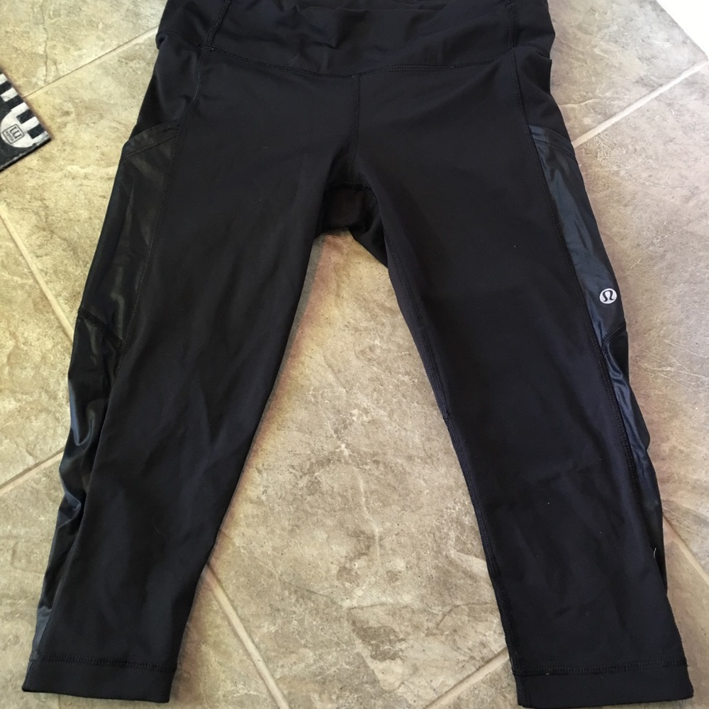 Black Lululemon cropped legging
